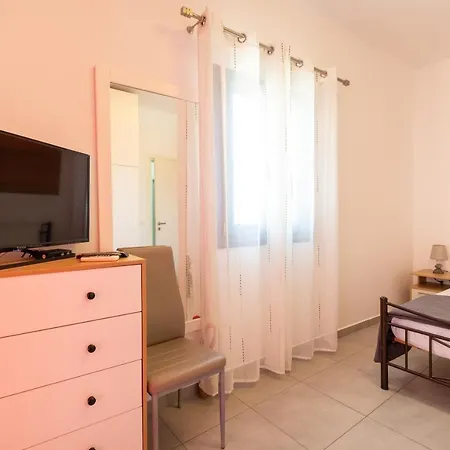 Adelphi * Perissa (Santorini)